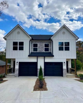NEW Luxury Home Downtown Pet Friendly Fenced Yard